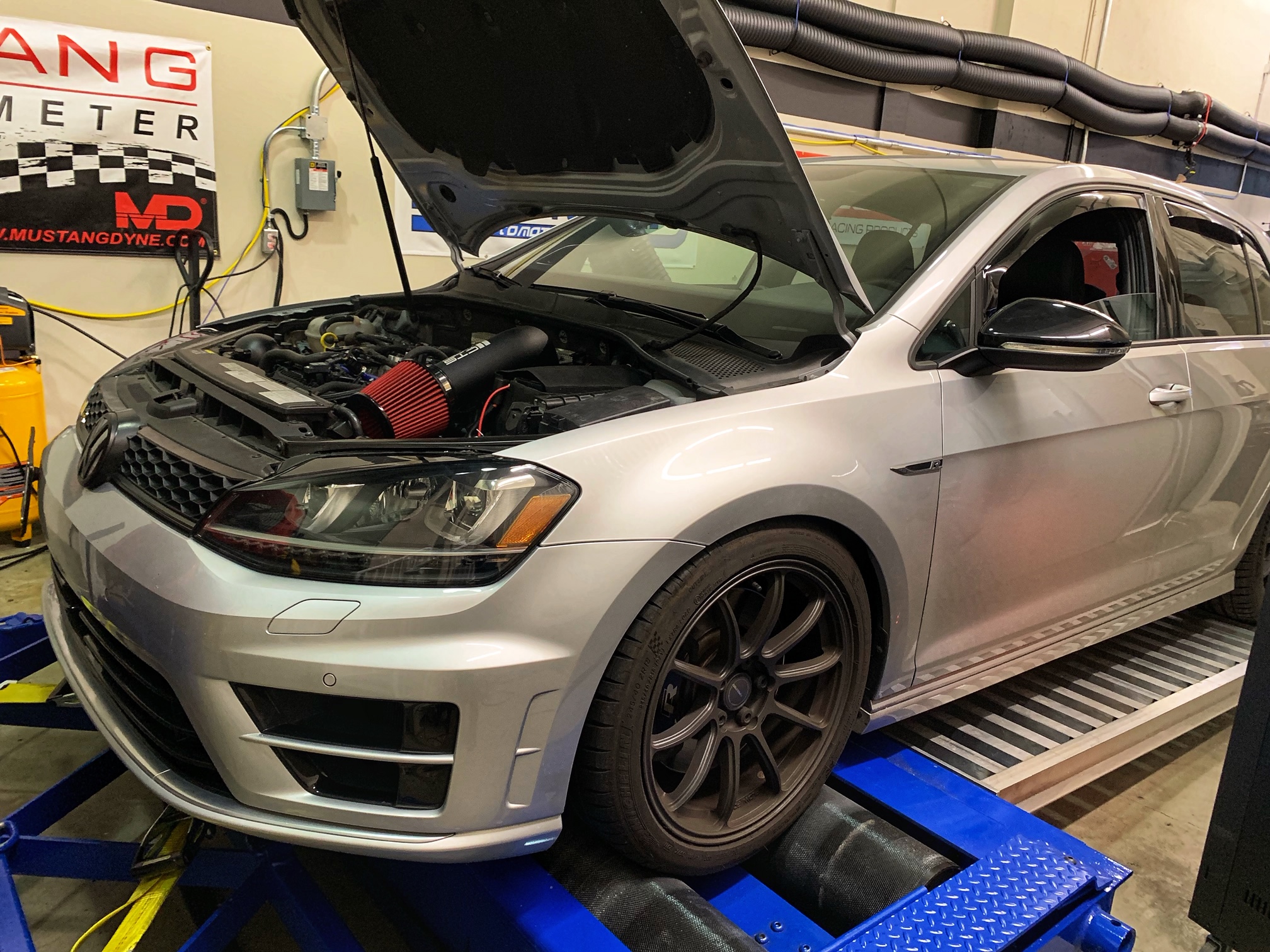 ください GAS TANK FUEL VWゴルフGTI MK7 14から2017レアル炭素繊維用ドアの燃料ガスキャップタンクカバートリム